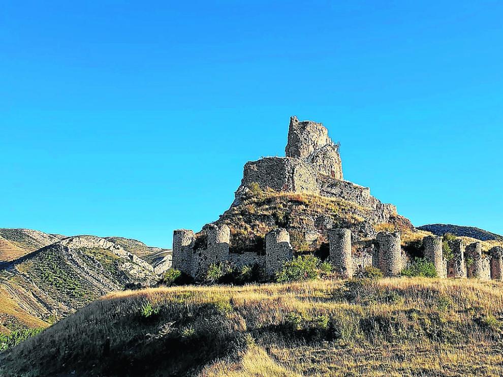 Aspecto actual del castillo, con restos de sus torreones y líneas defensivas. La fortaleza se hunde.