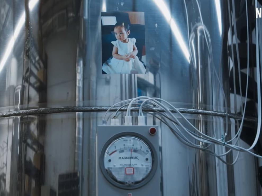 Captura del documental de Netflix sobre la niña criogenizada.