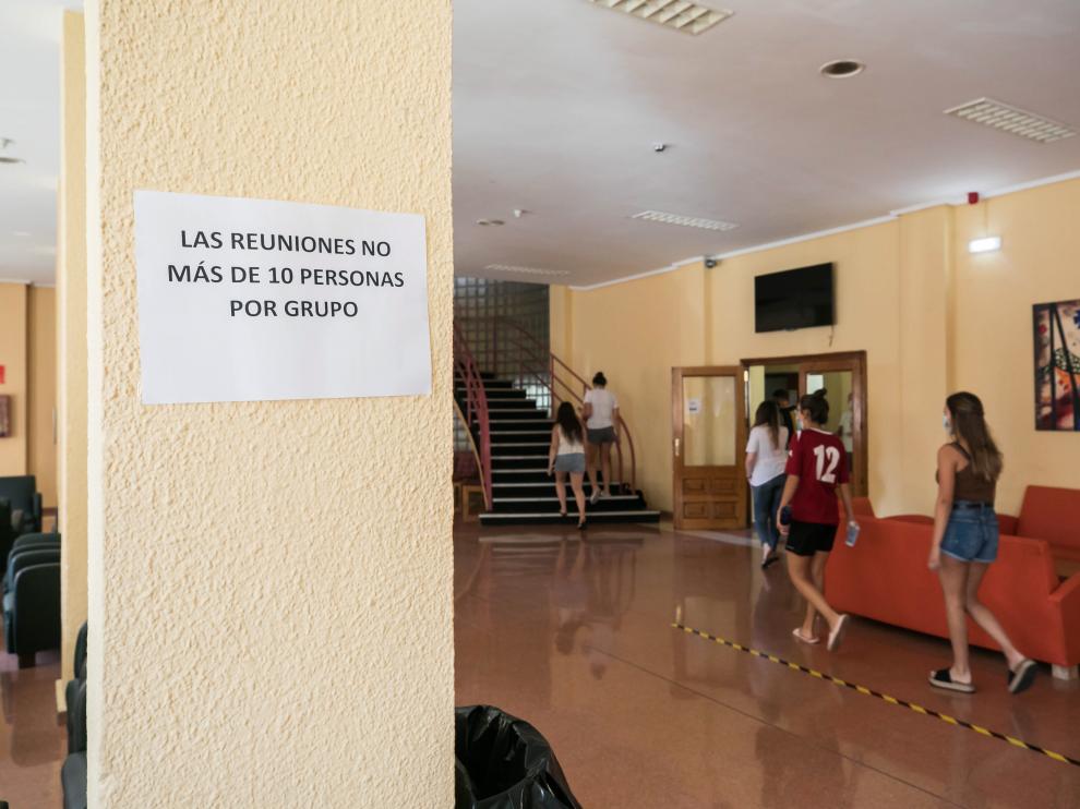 Cartel que prohíbe las reuniones en el Pedro Cerbuna en este inicio de curso.
