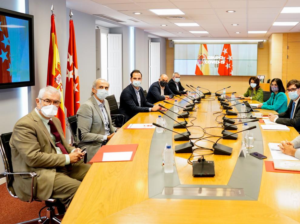 Emilio Bouza, el primero a la izquierda, en una reunión del equipo Covid en Madrid