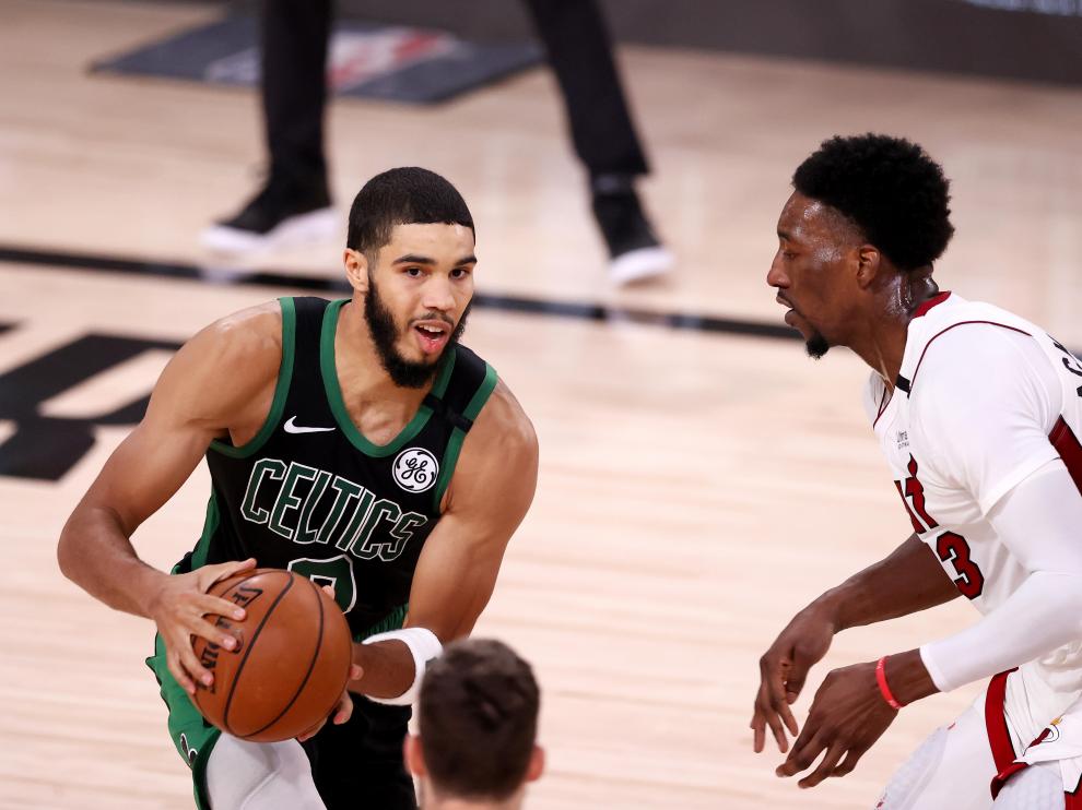 Jayson Tatum, a la izquierda, frente al jugador de los Heat Bam Adebayo.