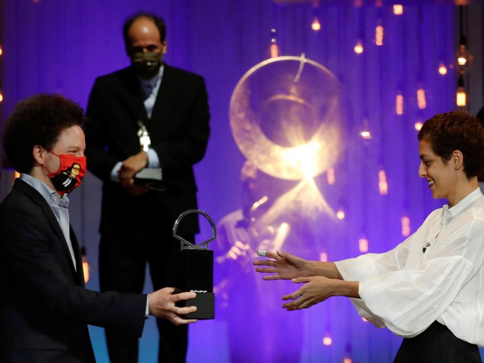 La directora Dea Kulumbegashvili recoge la Concha de Oro