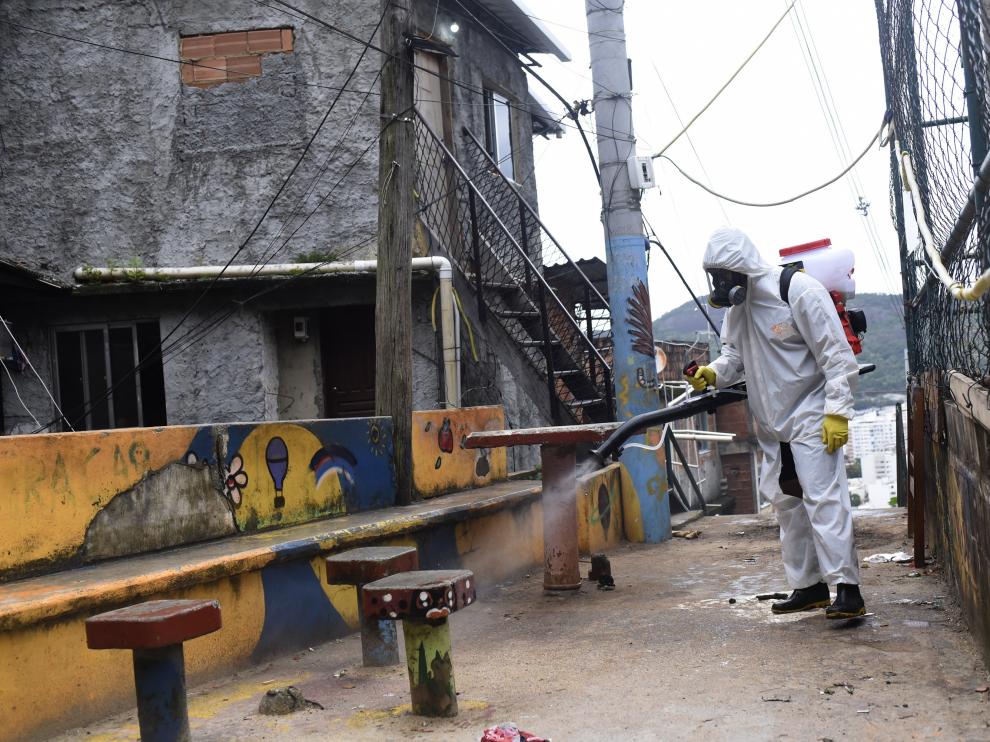 Labores de desinfección en la favela de Santa Marta, al sur de Brasil.
