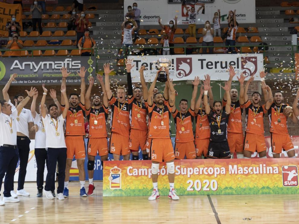 Los jugadores celebrando el triunfo