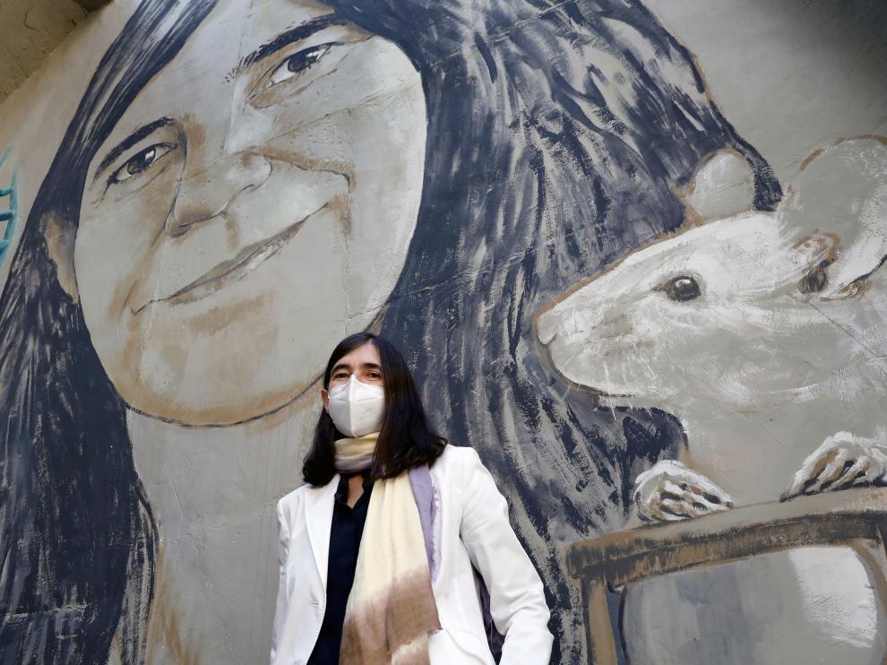 María Blasco, directora del CNIO; delante del mural con su imagen en el IES Sorolla, en Valencia.