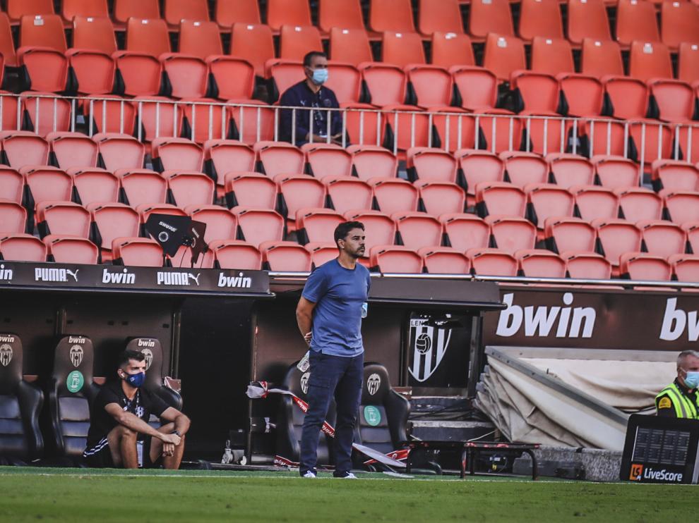 Míchel Sánchezm en el área técnica del estadio de Mestalla.
