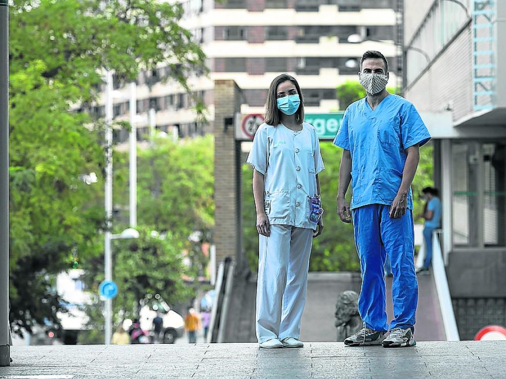 Rocío Granado y Francisco José Escribano, en al acceso principal del hospital Miguel Servet.