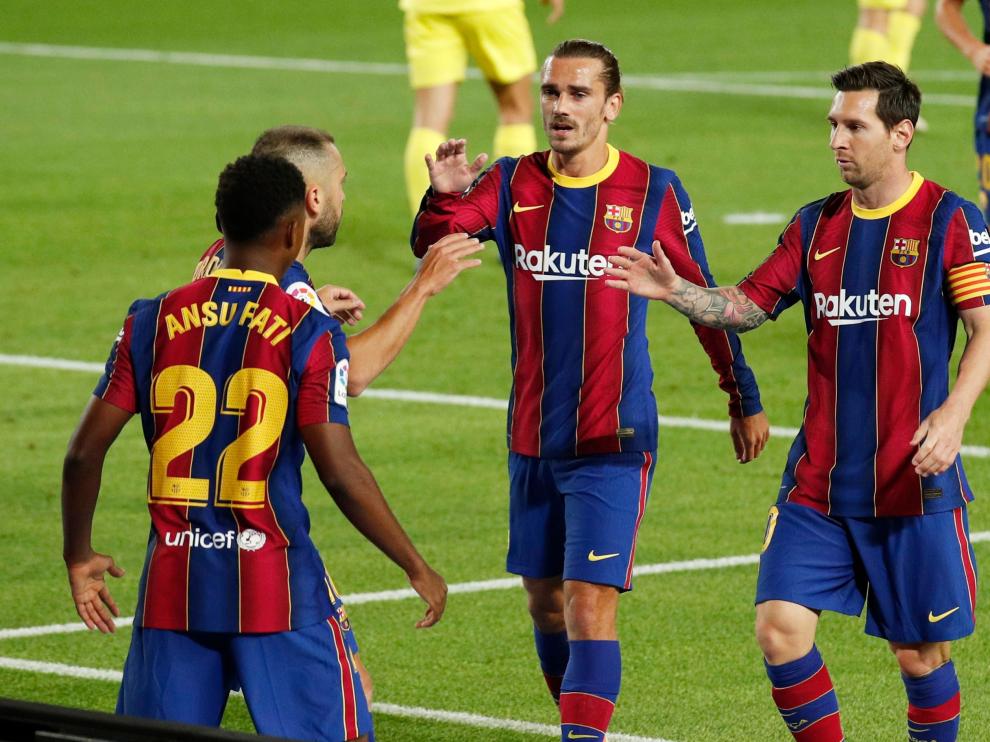 Ansu Fati celebra su primer gol con Jordi Alba, Griezmann y Leo Messi.