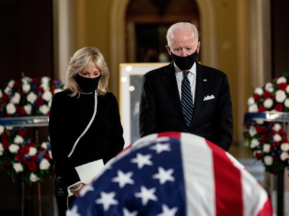 Biden y su mujer en la ceremonia de despedida a la jueza Ginsburg.