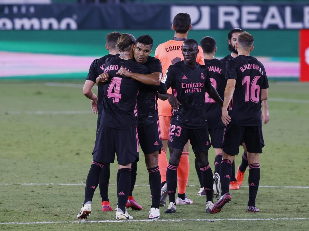 Los jugadores del Real Madrid celebran un gol.