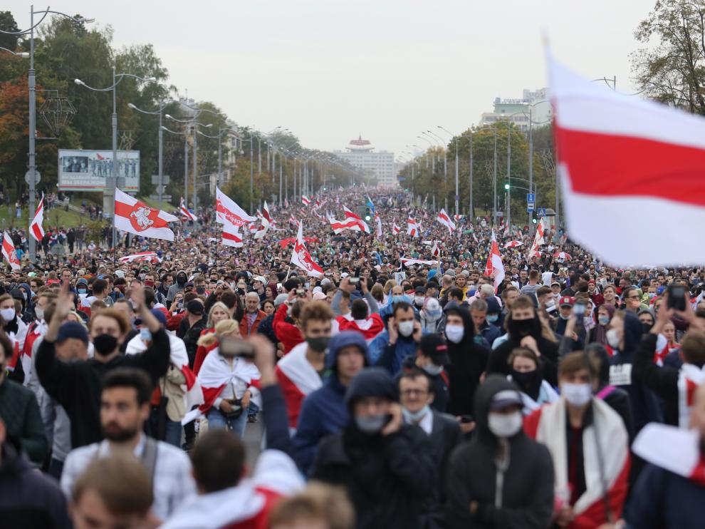 Miles de personas en la manifestación opositora en Minsk, este domingo.