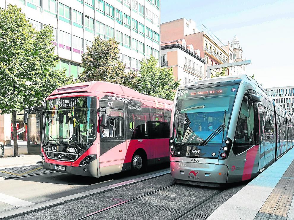 Un autobús urbano de la línea 35 y un tranvía circulan por el paseo de la Independencia de Zaragoza.