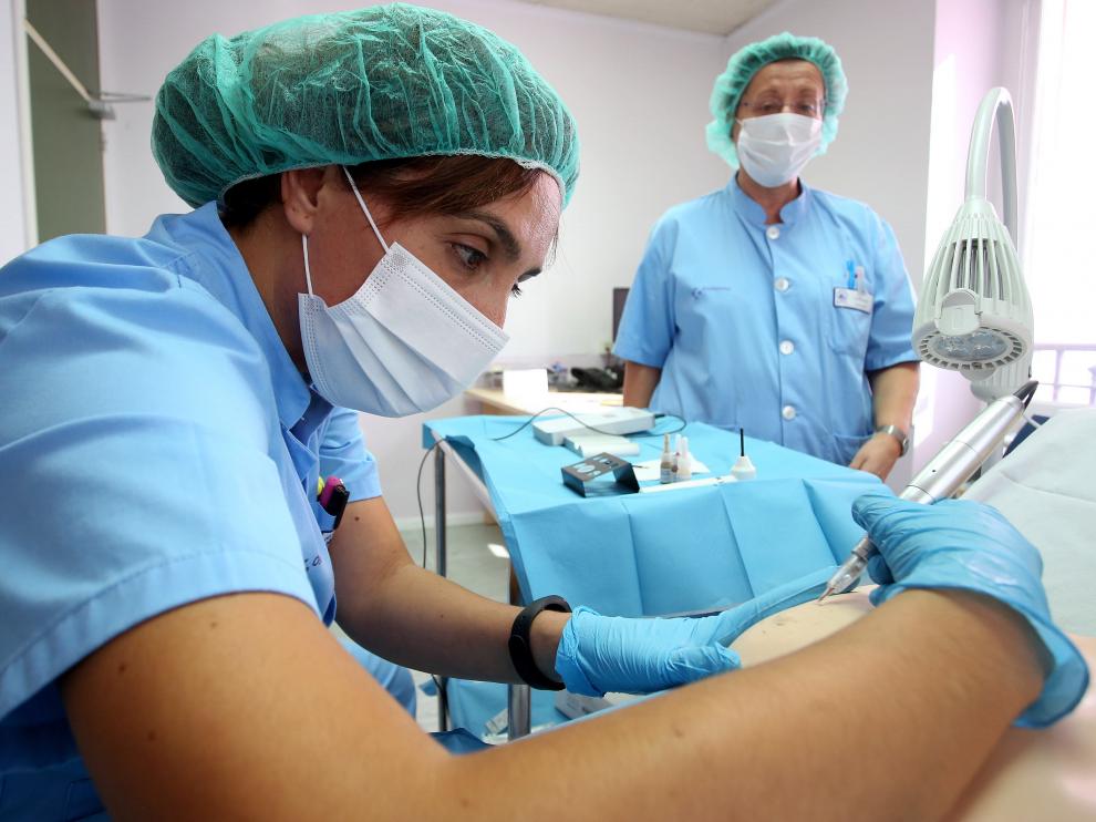 Una enfermera del hospital de Basurto, en Bilbao, tatúa un pezón y su areola a una paciente.