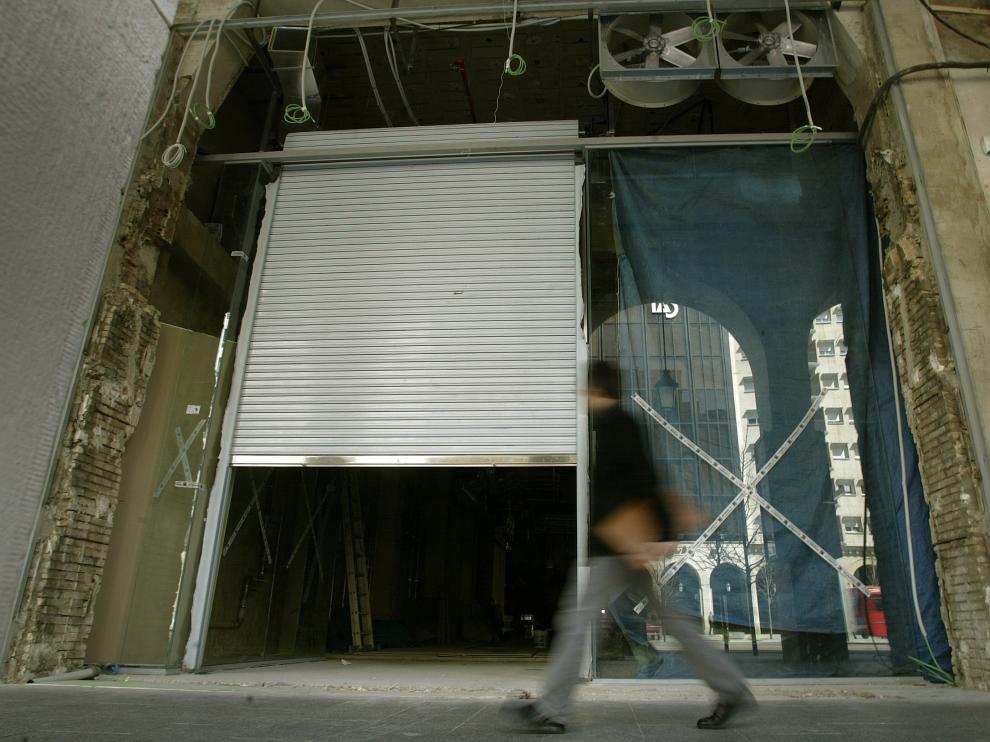 Imagen de archivo de las obras que transformaron el viejo cine Coliseo de Zaragoza en una tienda de Mango.