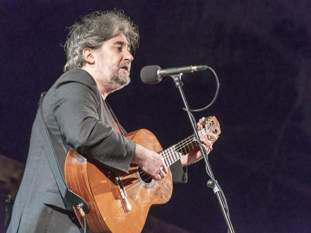 Carlos Malicia publica el cancionero 'Al pie de las letras'.