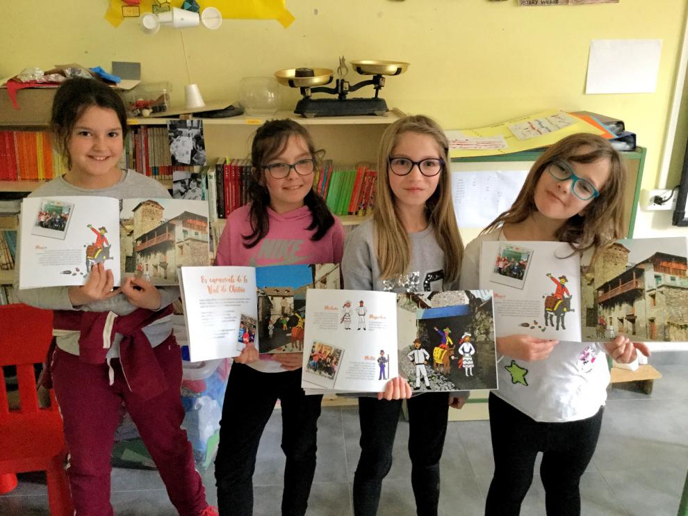 Las alumnas, orgullosas con su libro ‘Carnaval’.