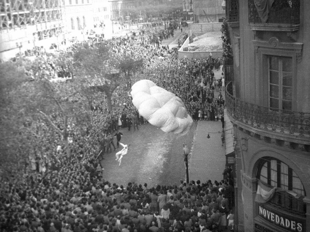 James Will, en paracaídas en la plaza del Pilar en 1952