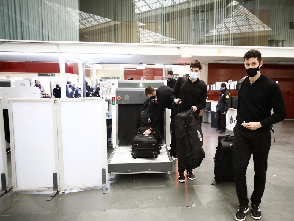 La expedición del Casademont Zaragoza, ayer, en la Estación Delicias, donde inició su viaje rumbo a Atenas.