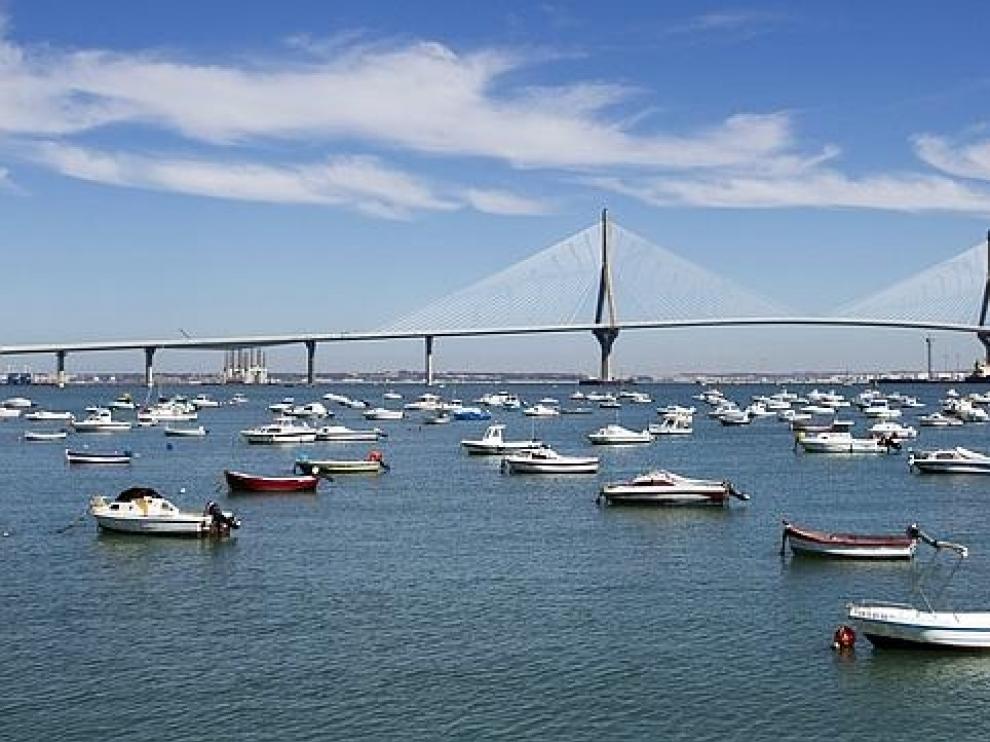 Panorámica de uno de los puentes cortados en Cádiz.