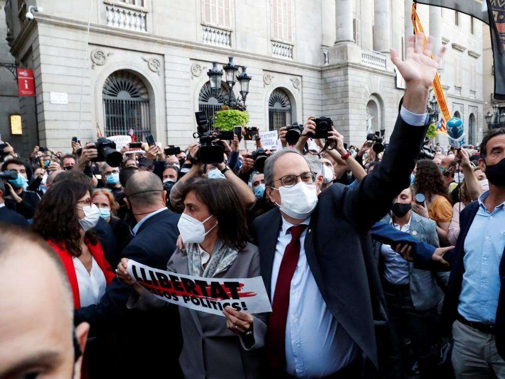 Quim Torra abandona el Palau de la Generalitat, acompañado por su esposa, Carola Miro, y rodeado por decenas de simpatizantes.