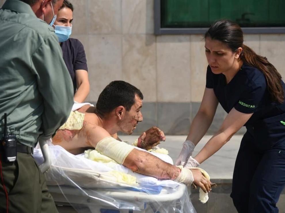 Servicios de emergencia armenios atienden a un herido en los enfrentamientos en Nagorno-Karabaj.