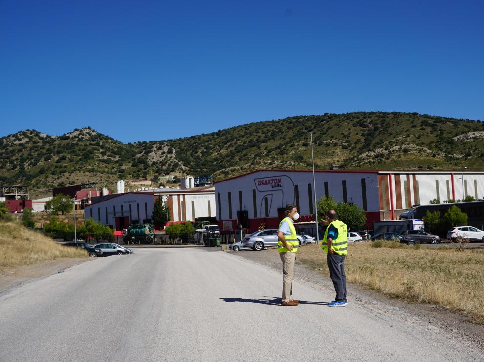 El alcalde, Joaquín Moreno, y un teniente de alcalde, Eduardo Fernández, a la entrada del polígono Los Llanos, con la pista recién pavimentada.