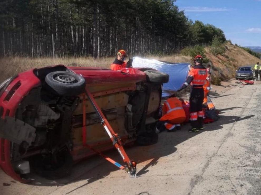 El coche quedó volcado sobre un lateral