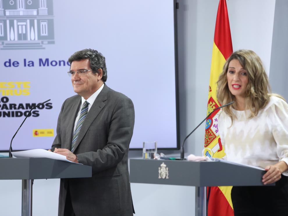 El ministro de Seguridad Social y Migraciones, José Luis Escrivá, y la ministra Trabajo y Economía Social, Yolanda Díaz, comparecen en rueda de prensa.