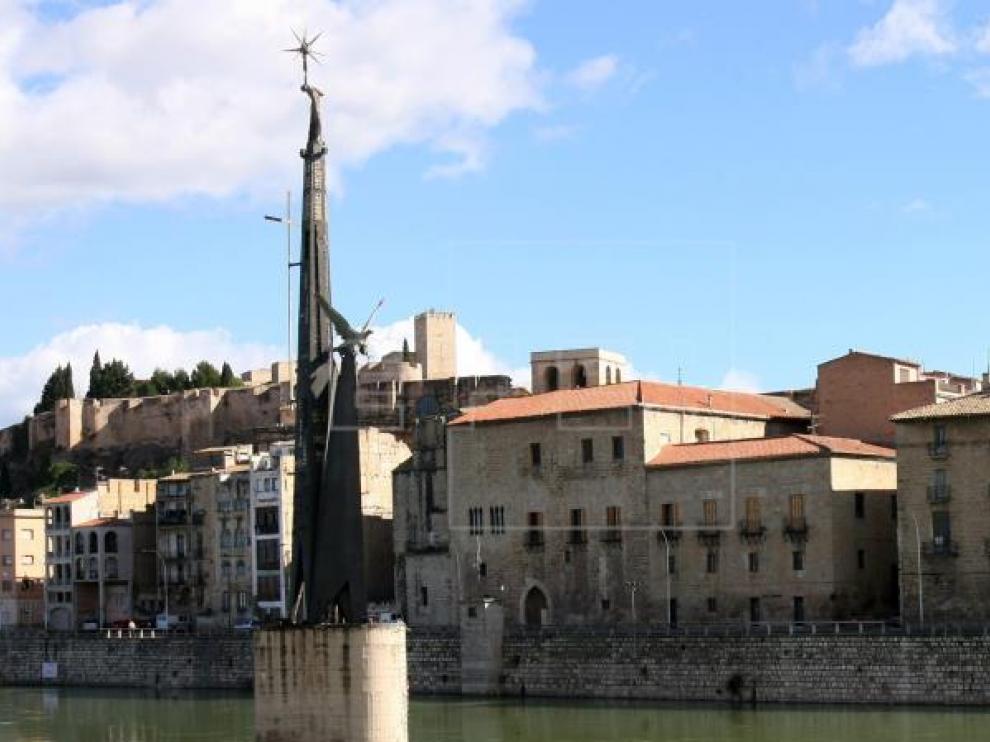 El monumento franquista ubicado en el Ebro a su paso por Tortosa, en una imagen de archivo