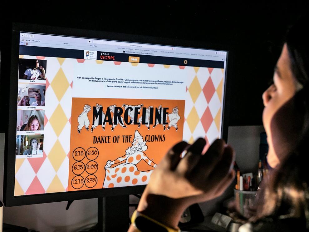 Jugadores ante uno de los juegos 'on line' creados por Osca Games.