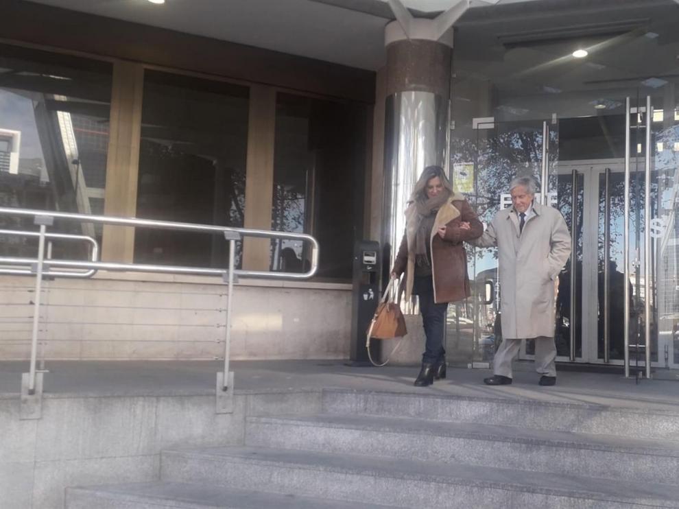 Vicente Moreda, propietario de la vivienda y abuelo de la joven juzgada, sale de los juzgados de Plaza de Castilla, en Madrid.