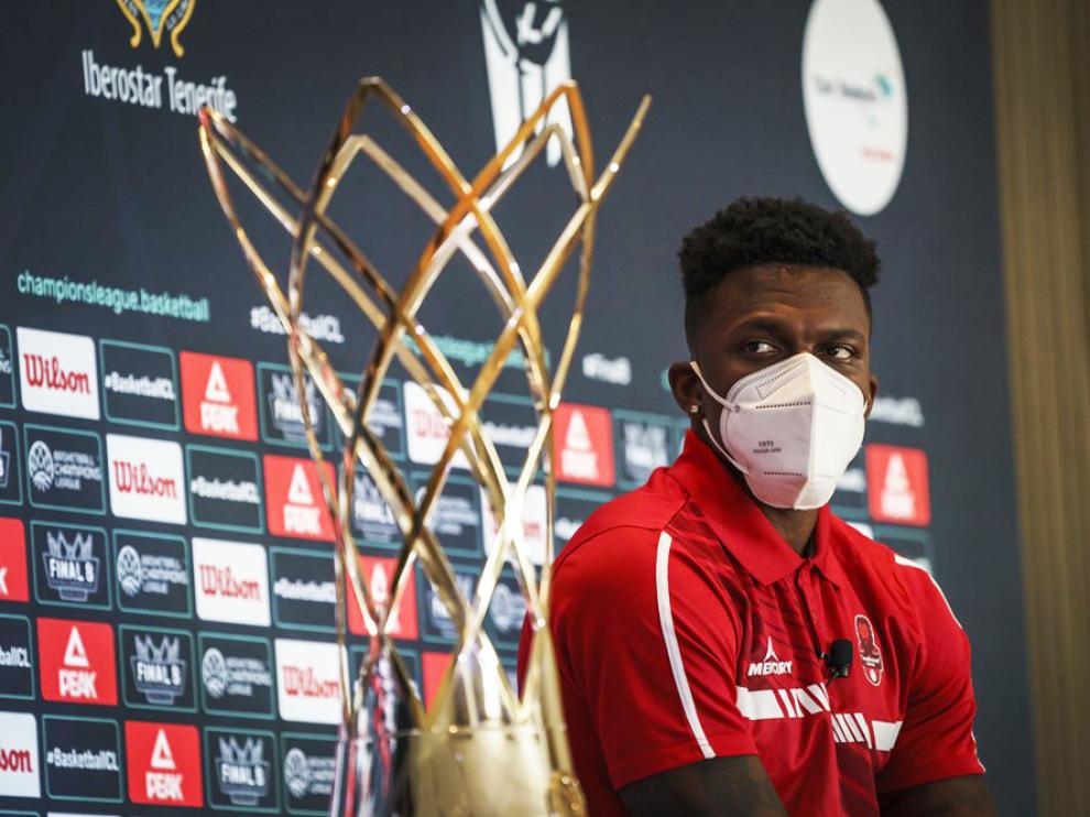 Dylan Ennis observa el trofeo de la Basketball Champions Leaguer, ayer en su comparecencia en Atenas.