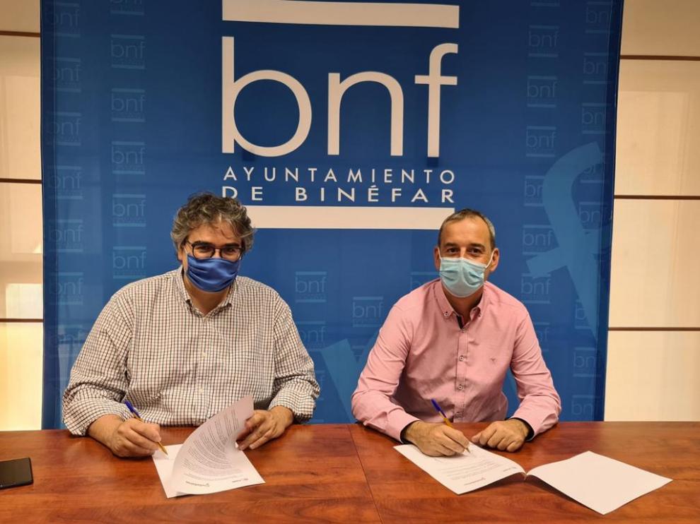 Firma del acuerdo entre el alcalde de Binéfar (derecha) y el concejal de Ciudadanos