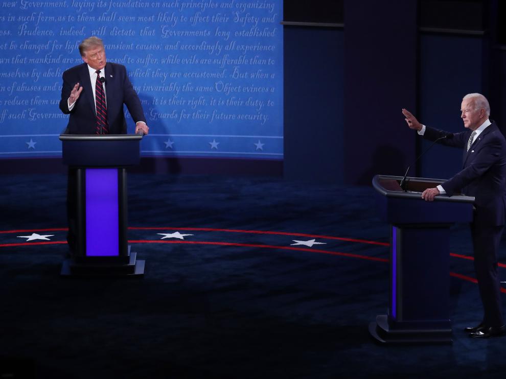 Cleveland (United States), 30/09/2020.- Democratic presidential candidate Joe Biden participates in the first 2020 presidential election debate at Samson Pavilion in Cleveland, Ohio, USA, 29 September 2020. The first presidential debate is co-hosted by Case Western Reserve University and the Cleveland Clinic. (Estados Unidos) EFE/EPA/JIM LO SCALZO First 2020 presidential election debate between US President Donald J. Trump and Democratic presidential candidate Joe Biden