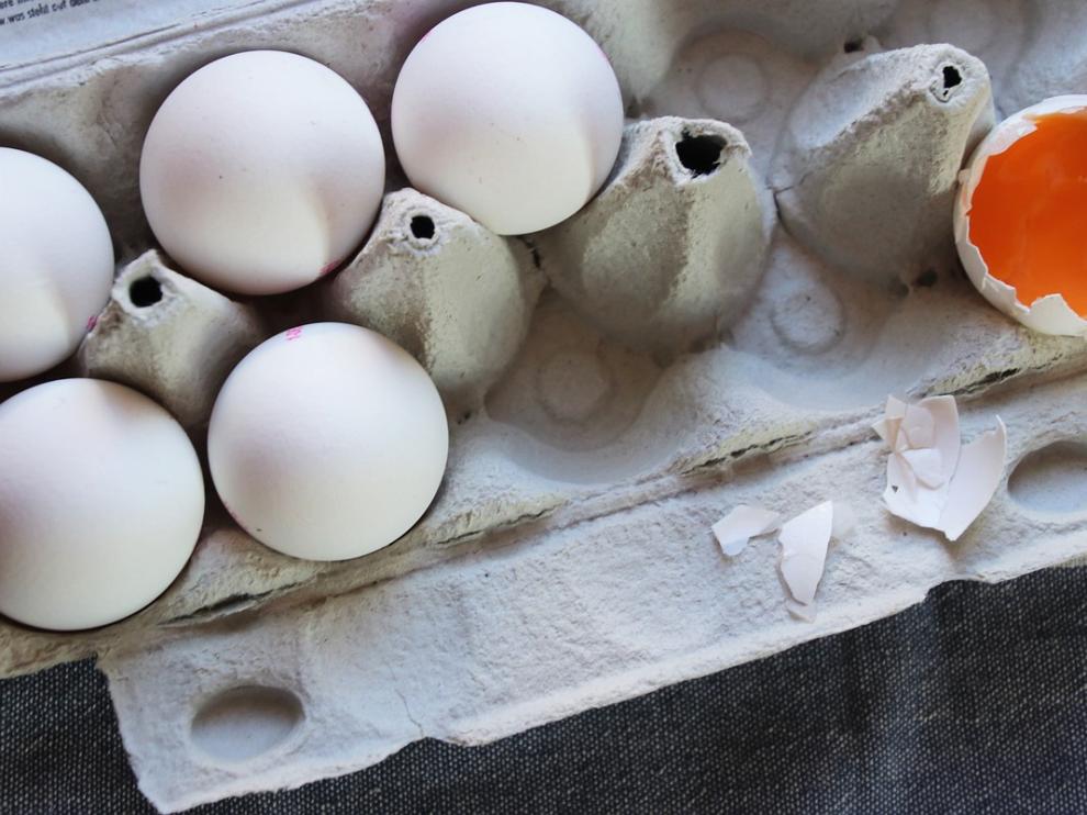 Si se separan las fases del huevo, tiene un olor raro o se corta el cocinado hay que desecharlo.