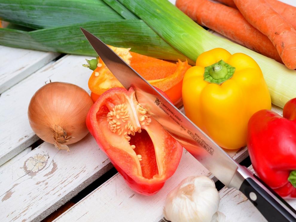 Picar las verduras en pequeños trozos