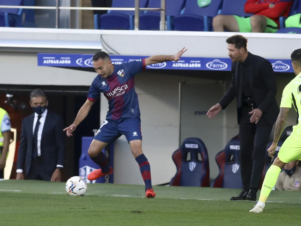 Ferreiro controla la pelota ante la mirada del Cholo Simeone.