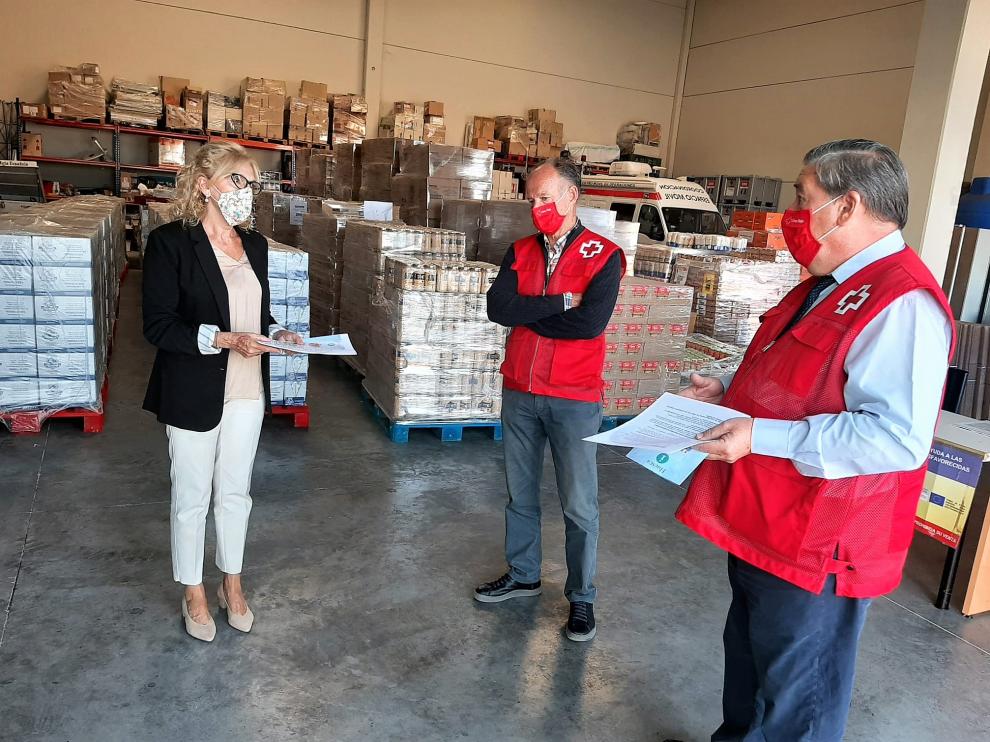 Silvia Salazar, subdelegada del Gobierno en Huesca, y Bernardo Mas y Juan Rodrigo, presidentes local y provincial, respectivamente, de Cruz Roja.