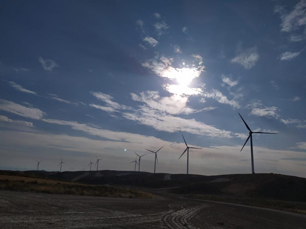 Los aerogeneradores siguen su expansión por la estepa zaragozana.