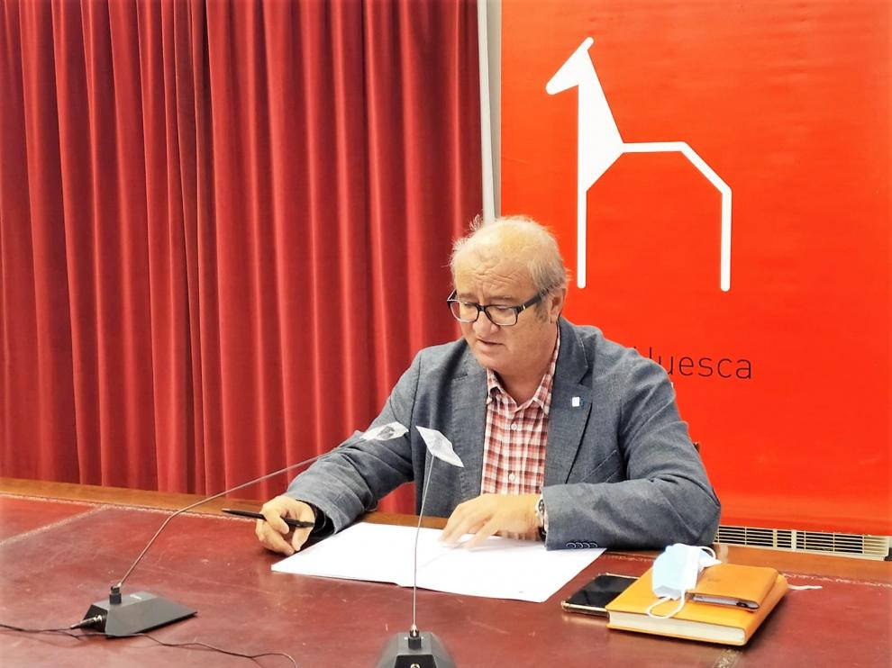 El concejal José María Romance (PSOE) durante la presentación de la propuesta de ordenanzas.