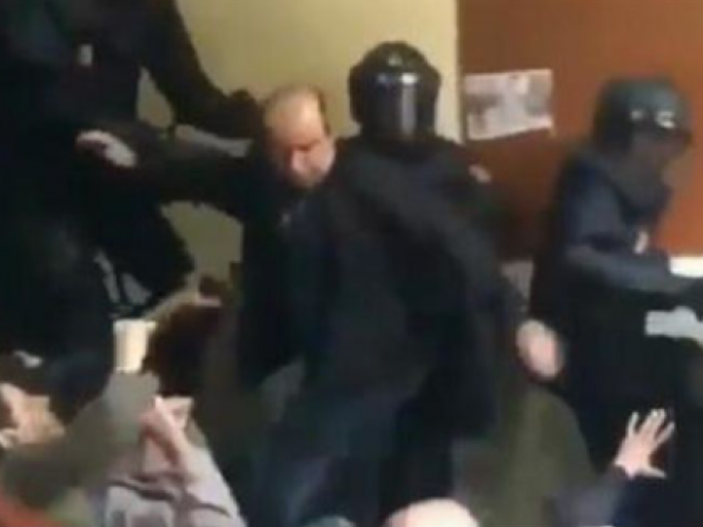 Fotograma del momento en el que el policía propinó una patada a un manifesante
