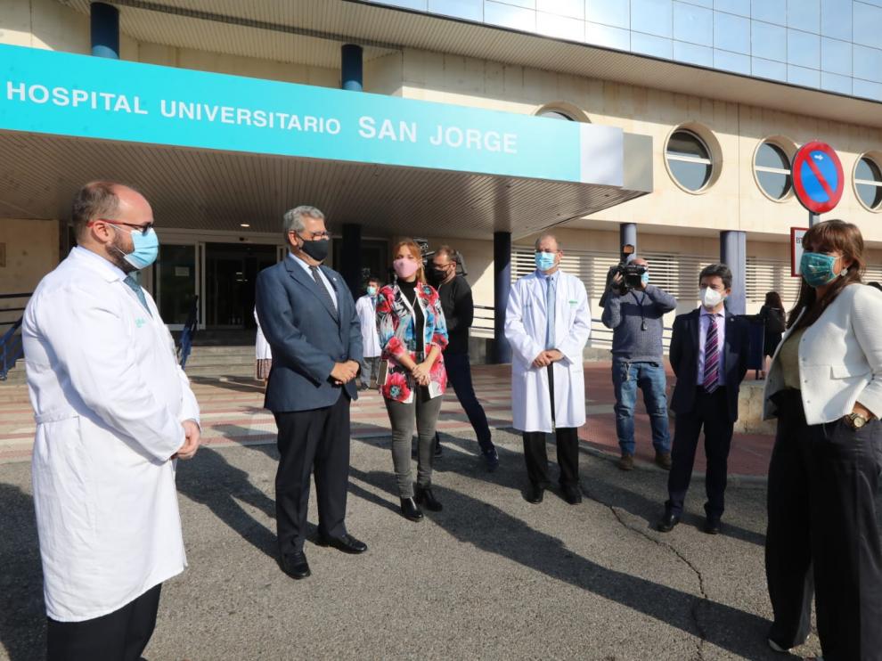 La consejera Sira Repollés, a su llegada al San Jorge de Huesca, que ya luce el letrero de hospital universitario.
