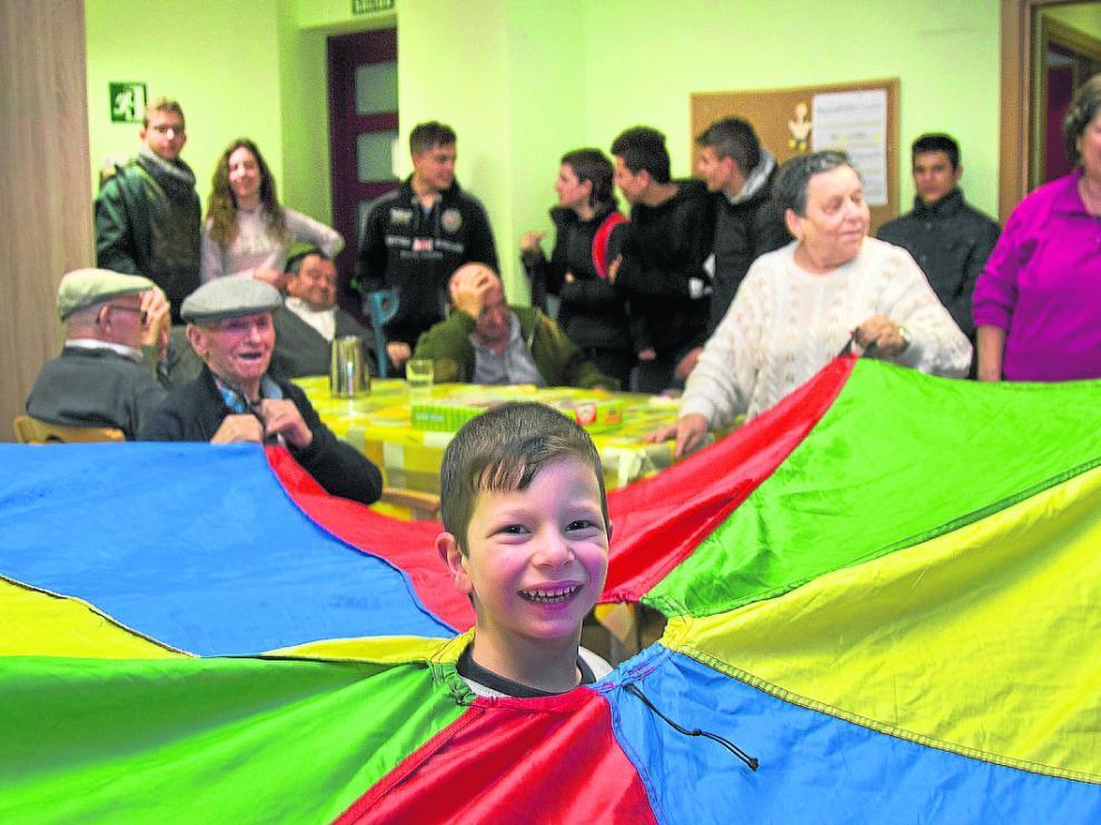Niños y mayores comparten juegos y risas en el centro de mayores de La Lonja, en una imagen de archivo