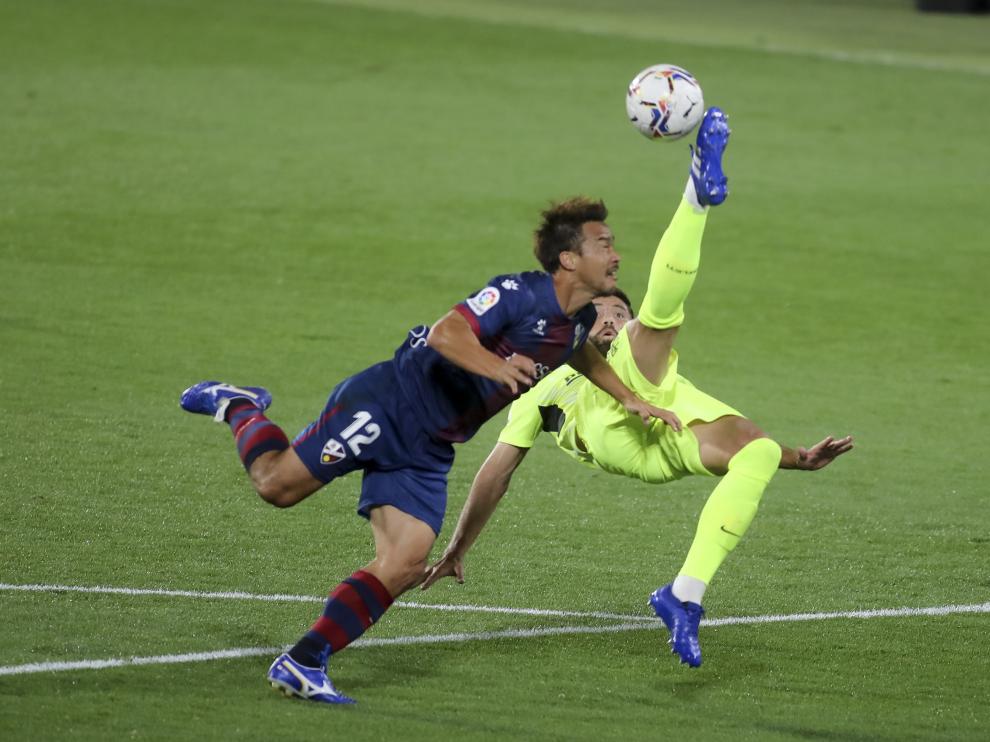 Okazaki, en pugna con el central atlético Felipe.
