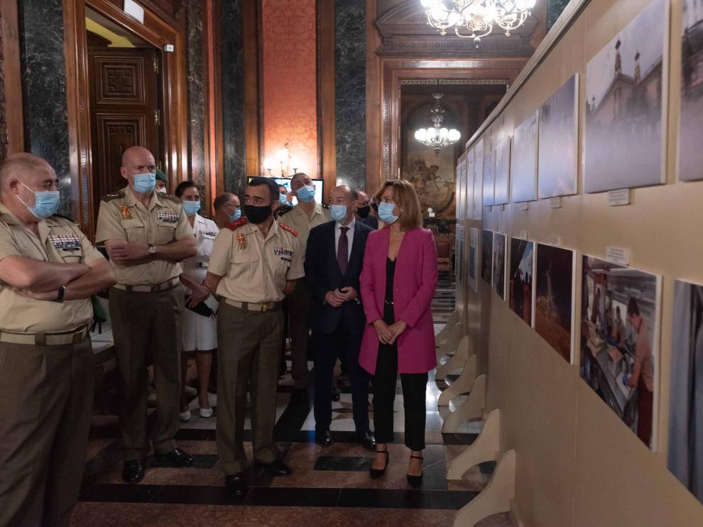 La delegada del Gobierno, Pilar Alegría, ha acudido al palacio de Capianía para inagurar la exposición sobre la Operación Balmis en Aragón, con el general Manuel López.