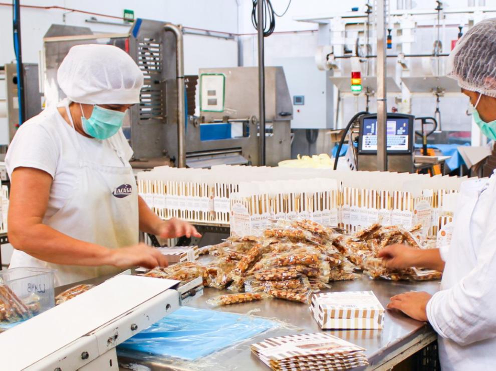 La planta de Utebo ya está produciendo los turrones que llegarán al mercado esta Navidad.