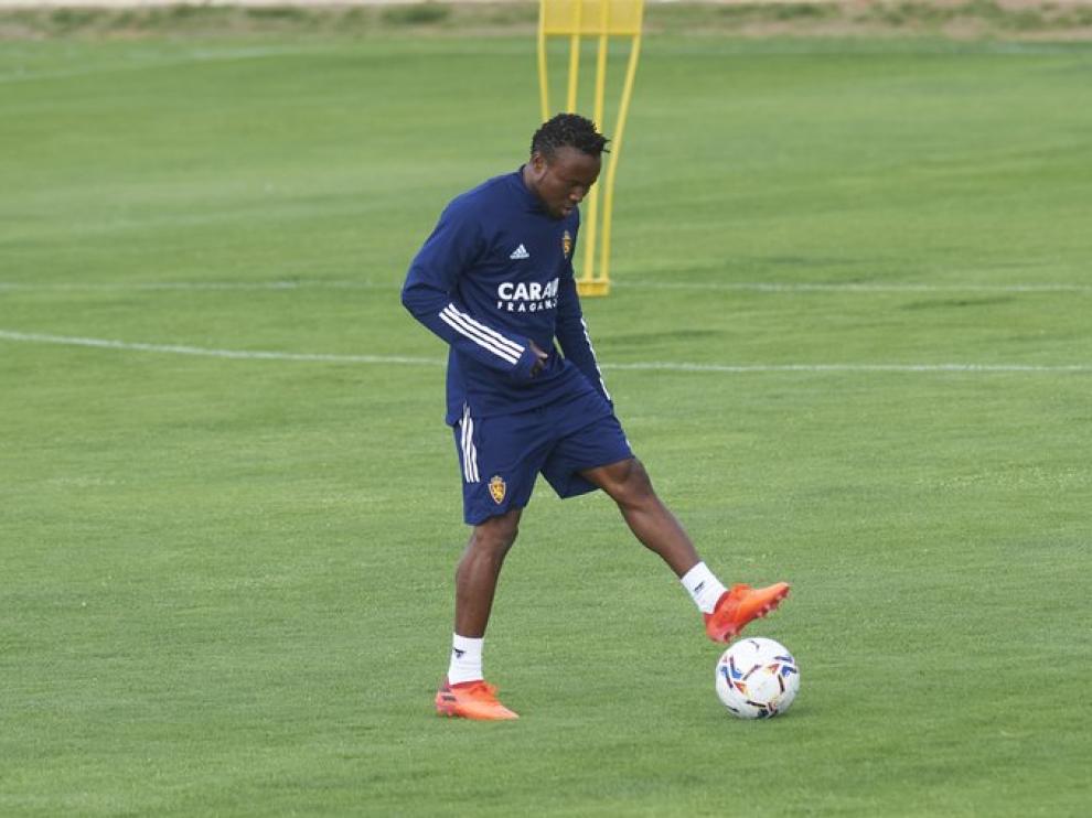 James Igbekeme, con el balón en un ensayo reciente.