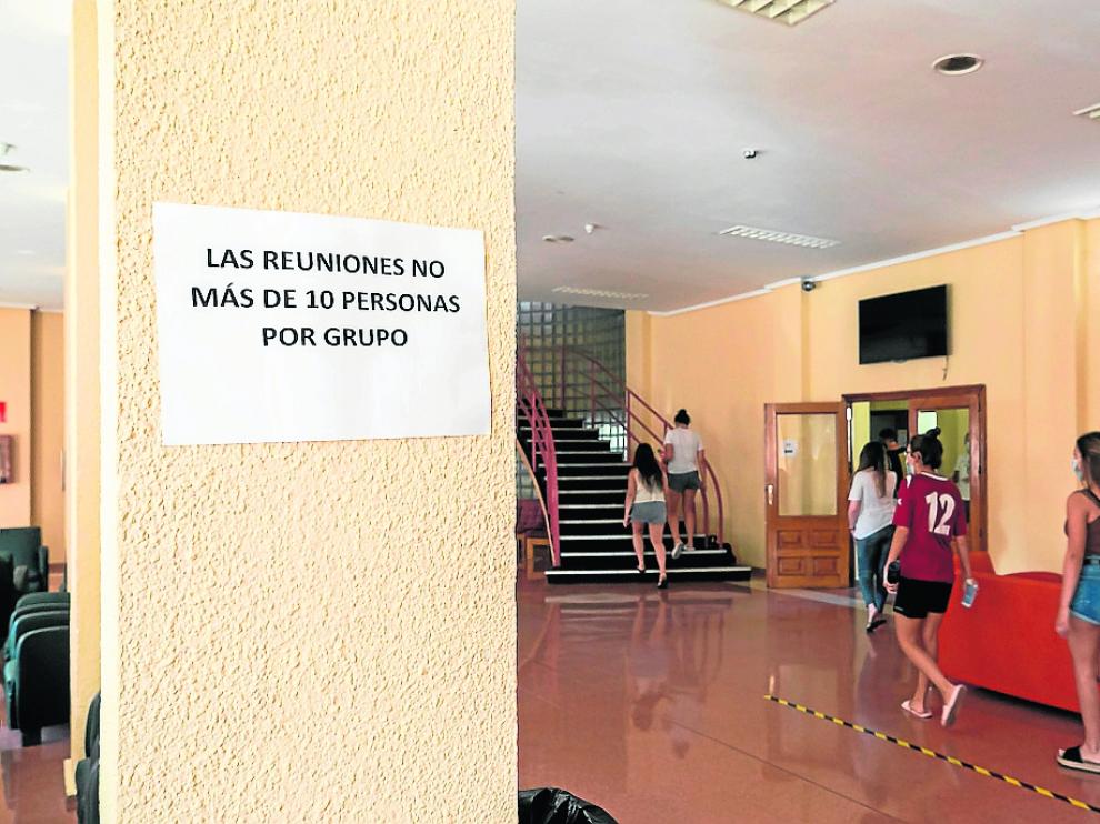 Instalaciones del colegio Pedro Cerbuna, con carteles explicativos y recorridos señalizados.