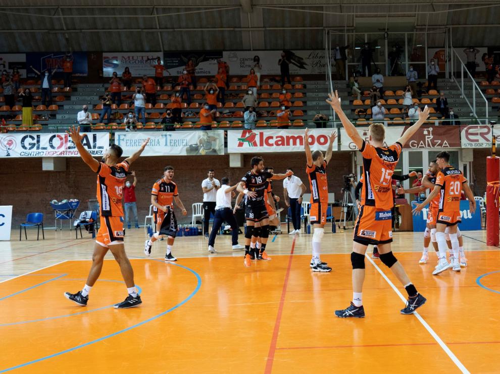 Los jugadores del CV Teruel celebran el triunfo de la Supercopa, el pasado sábado ante el Unicaja Costa de Almería