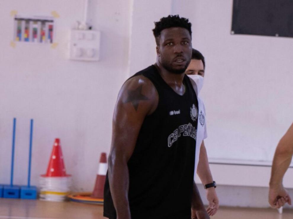 Ryan Ejim, durante un entrenamiento con el Levitec Huesca.